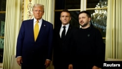 French President Macron (center) meets U.S. President-elect Donald Trump (left) and Ukrainian President Volodymyr Zelenskiy in Paris on December 7. 