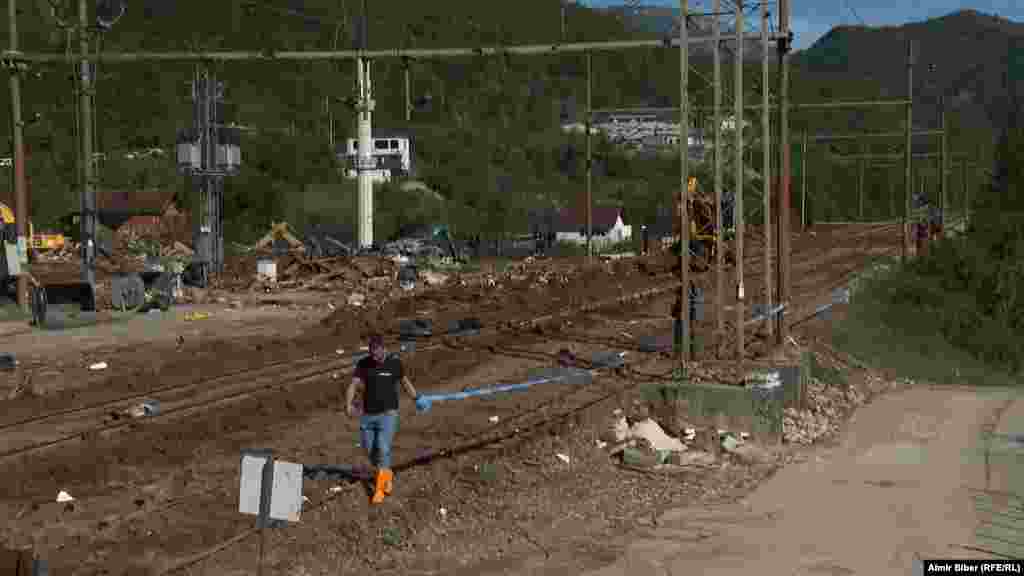 A worker ropes off the railway tracks next to the destroyed station in&nbsp;Jablanica. &nbsp;