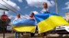 United States - People hold Ukrainian flags during Ukrainian President Volodymyr Zelenskiy's visit to Scranton, Pennsylvania - screen grab