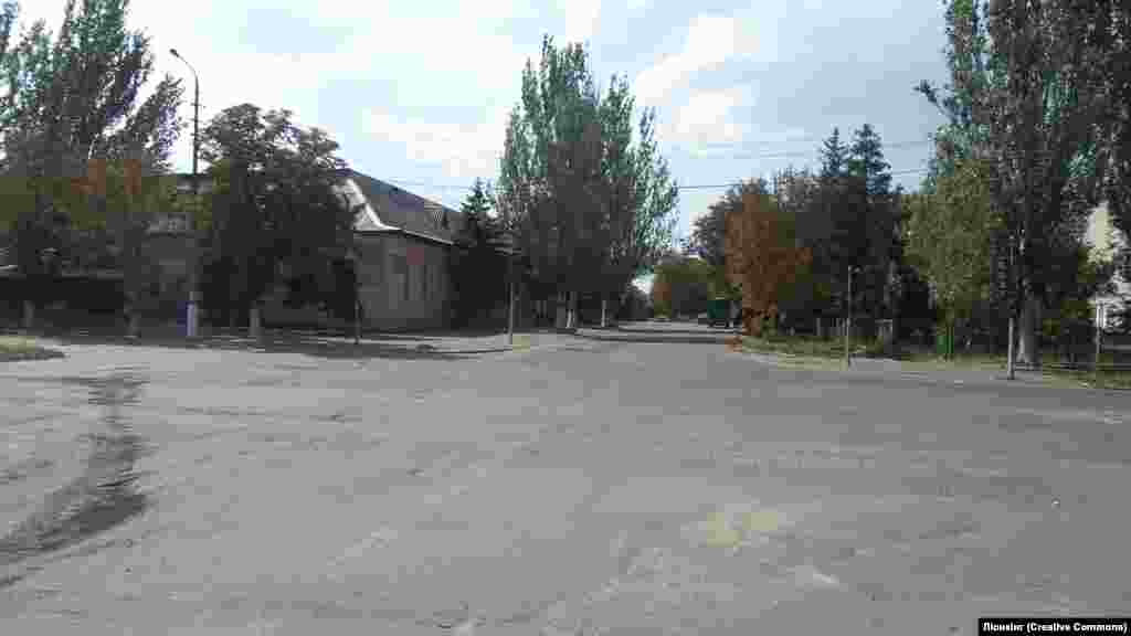 A 2014 photo of an intersection in Maryinka.&nbsp; &nbsp;