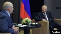 Russian President Vladimir Putin (right) meets with his Belarusian counterpart, Alyaksandr Lukashenka, in Sochi on May 28.