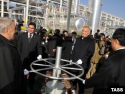 Then-Kazakh President Nursultan Nazarbaev (left), Turkmen President Gurbanguly Berdymukhammedov (second from left), late Uzbek President Islam Karimov (second from right), and then-Chinese President Hu Jintao attend an opening ceremony in 2009 to launch a pipeline that runs from Turkmenistan through neighboring Uzbekistan and Kazakhstan to Xinjiang in western China.