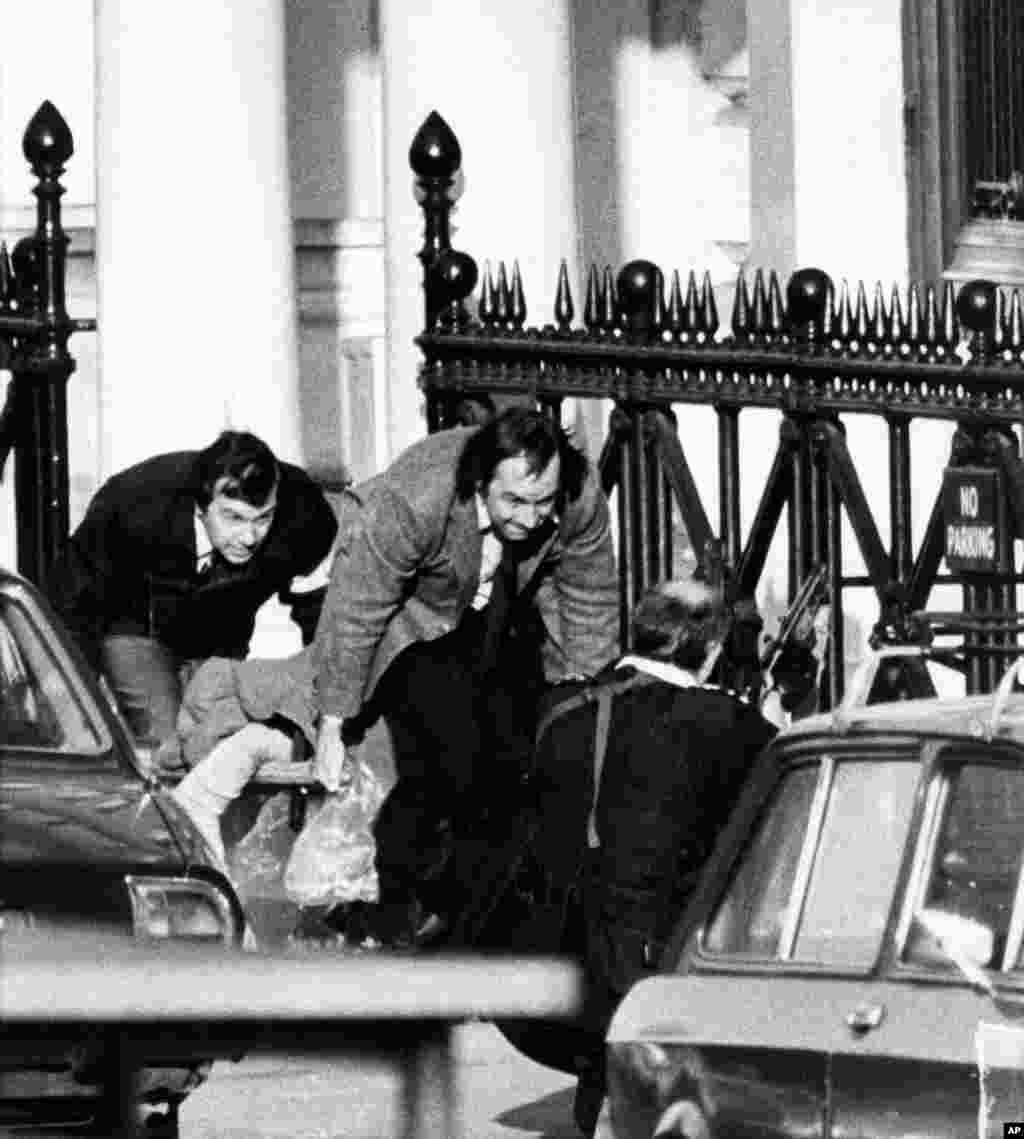 The hostage takers were growing frustrated that little was being done to meet their demands, so on May 5, 1980, they killed embassy press attache Abbas Lavasani. They threw his body out a window and threatened to&nbsp;shoot a hostage every half-hour until their demands were met. That was when the British government decided it had to act quickly and ordered SAS commandos to storm the embassy. In this photo, two men carry Lavasani&#39;s body away shortly before explosions rock the building.