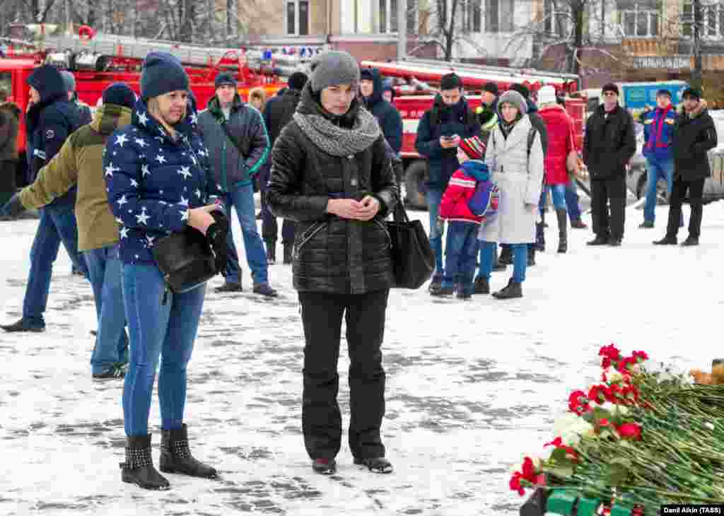 Kemerovo residents pay their respect to the victims on March 26.