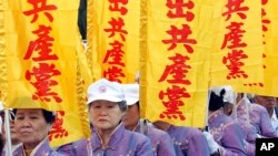 Members of Falun Gong hold slogans reading "Secede from the Communist Party" during a march in Taipei, Taiwan, in 2009.