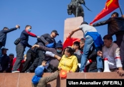 Opposition party supporters demonstrate in Bishkek's central Alatoo Square on October 5, a day after parliamentary elections. (Ulan Asanaliev, RFE/RL)