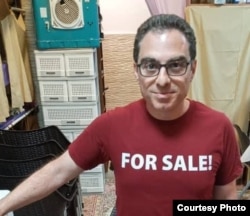 Siamak Namazi wears a "For Sale!" T-shirt while in Evin prison.