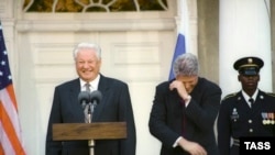 Both presidents enjoy a lighter moment in New York in 1995.