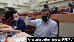 Nikolai Bondarenko (right) in the regional Duma earlier this week