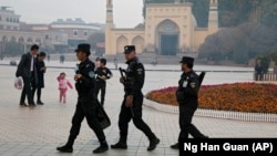 Security personnel patrol near the Id Kah Mosque in Kashgar in China's western Xinjiang region. (file photo)