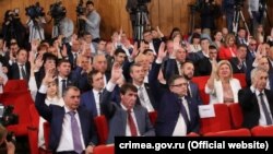 Депутаты российского парламента Крыма голосуют на заседании с помощью рук. Архивное фото