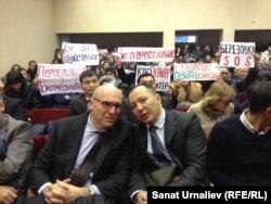 Damiano Ratti (left), then-CEO of Karachaganak Petroleum Operating B.V. (KPO), sits at a town hall meeting in Oral in January 2015 where the results of an investigation into Beryozovka were announced.