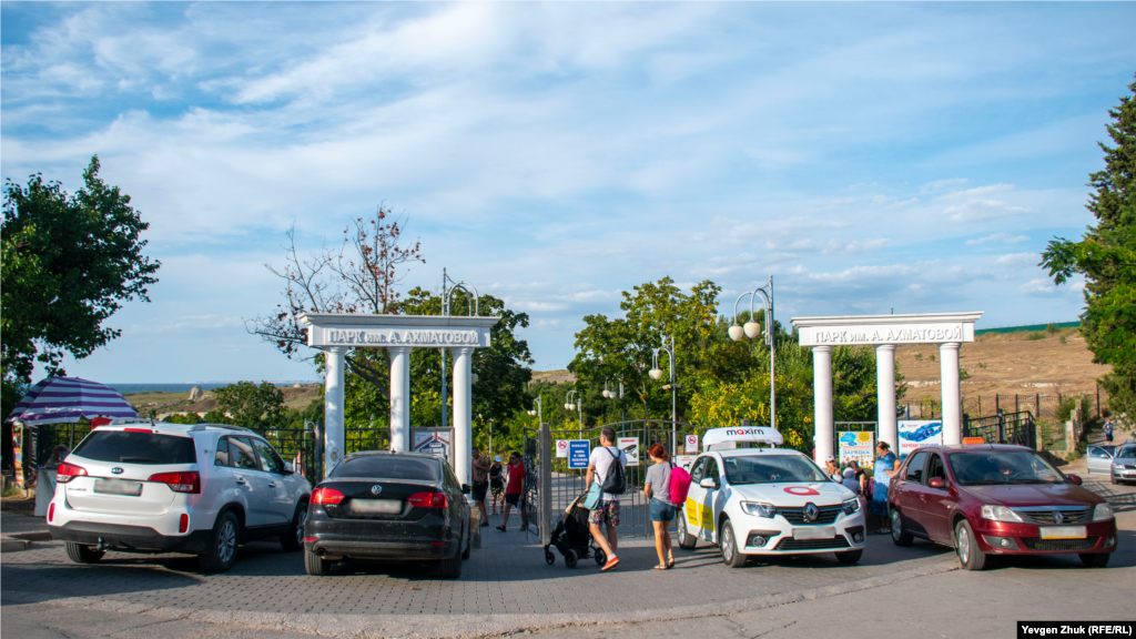 Главный вход в парк имени Ахматовой заставлен машинами