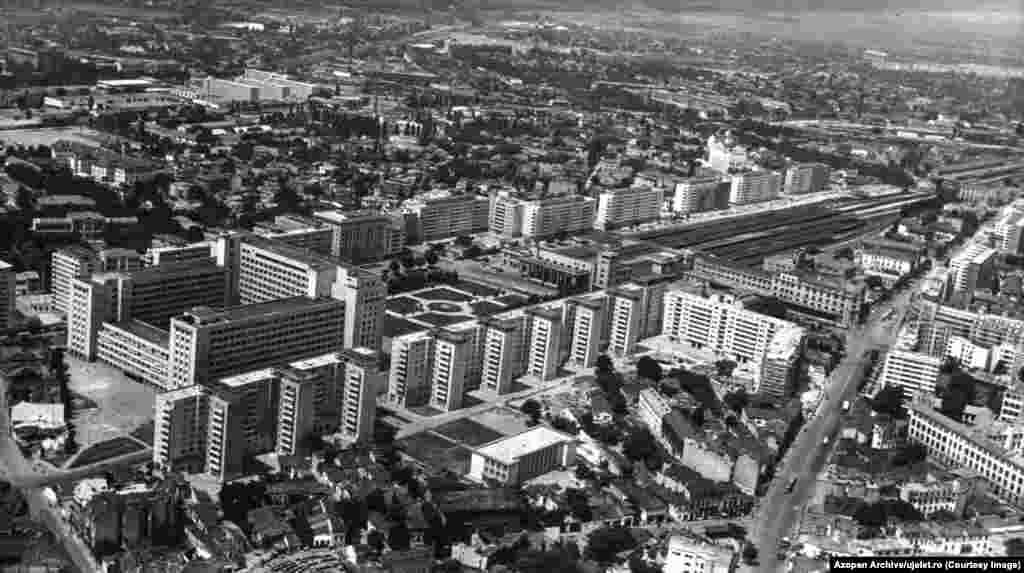 An aerial view of Bucharest&rsquo;s Gare du Nord train station Edgar Szocs, who created the online archive, told RFE/RL that the idea came after he learned about dozens of boxes of photos taken by Uj Elet photographers languishing in a library in Romania&rsquo;s Transylvania region. &nbsp;