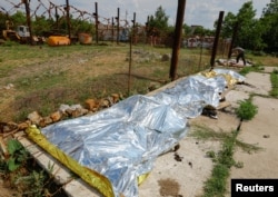 Обгоревшие тела погибших украинских военных после взрыва в Оленовской колонии. Донецкая область, Украина, 29 июля 2022 года