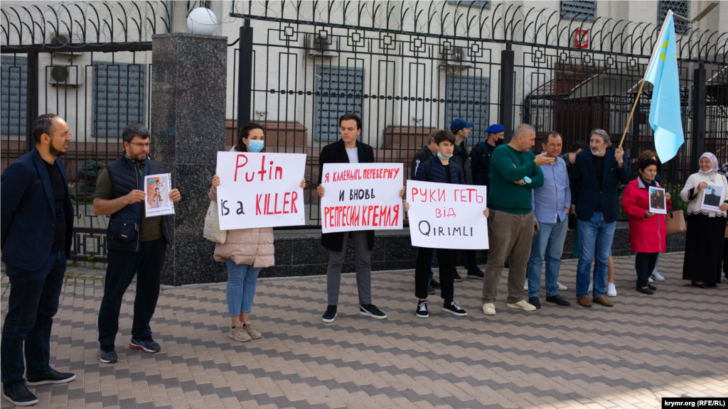 На фото &ndash; заместитель министра по вопросам реинтеграции временно оккупированных территорий Украины&nbsp;Снавер Сейтхалиле (на фото &ndash; крайний слева). Трое мужчин справа: координатор Комитета по защите прав крымскотатарского народа&nbsp;Синавер Кадыров (с флагом),&nbsp;общественные активисты из Крыма Эрфан Кудусов (в центре) и Вельдар Шукурджиев (слева)