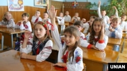 The wording of the Ukrainian legislation states that the language of instruction in the first four grades may be in a minority language. By grade five, however, only two or more subjects can be taught in any of the languages of the EU. (file photo)