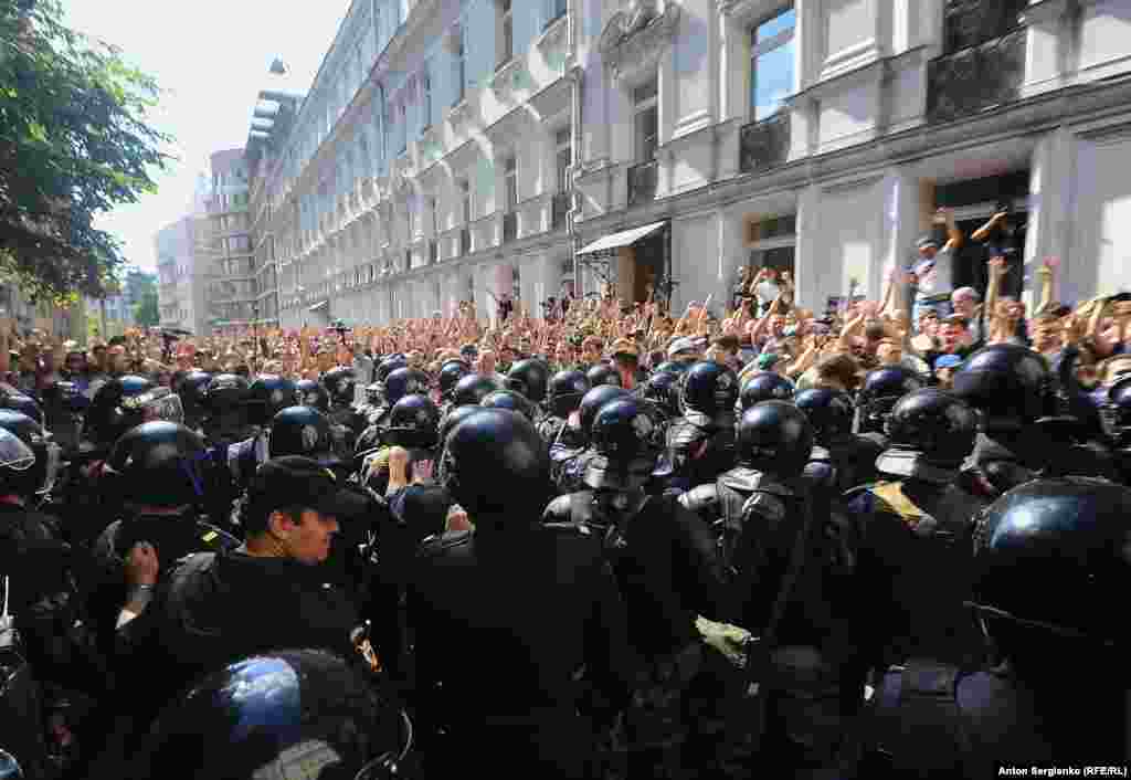 When law enforcement moved in to disperse the protesters, many in the crowd could be heard singing the Russian national anthem. Others chanted &quot;We are unarmed,&quot; &quot;Fair elections now,&quot; and &quot;Russia will be free!&quot;