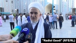 Saidmukarram Abduqodirzoda speaks to reporters at the Dushanbe central mosque in 2019.