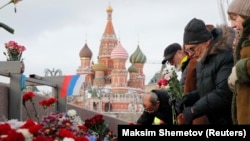 Demonstrators at the site of Nemtsov's murder in Moscow