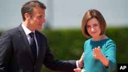 French President Emmanuel Macron (left) and Moldovan President Maia Sandu attend a summit in Moldova in June 2023. 