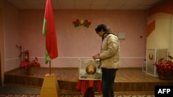 A man casts his ballot during early voting for Belarus' presidential election at a polling station in the village of Gubichi in the Gomel region on January 24, 2025. (Photo by Natalia KOLESNIKOVA / AFP)