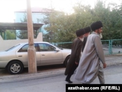 Male elders in Turkmenistan (file photo)