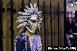 A model wearing a headpiece that doubles as a face mask during the fashion show.