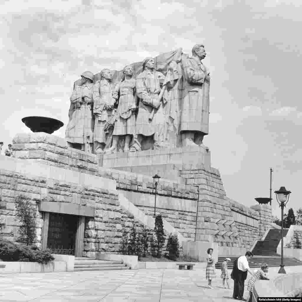 The Stalin monument seen in the summer of 1960 The granite and concrete behemoth stood from 1955 until 1962, when it was blasted into rubble amid the Soviet Union&#39;s &quot;de-Stalinization&quot; drive. A giant metronome now waves in its place.