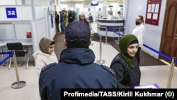 A Russian police officer keeps watch at a migration center in Novosibirsk. (file photo)