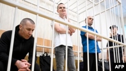 Lawyers Igor Sergunin (left), Aleksei Liptser (second left), and Vadim Kobzev (second right), who used to represent Russian late opposition leader Aleksei Navalny, attend a court hearing in the Vladimir region. (file photo)