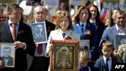 Natalya Poklonskaya (center) carries an icon with a portrait of Nicholas II in the Immortal Regiment march in Simferopol on May 9.