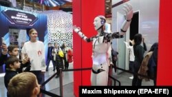 2023-cü ilin noyabrında Moskvada keçirilən Rusiya Beynəlxalq Sərgi və Forumunda nümayiş etdirilən robot.