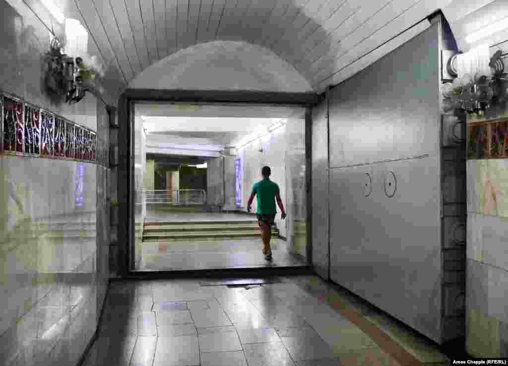 A 2018 file photo shows a blast door inside the Soviet-era metro in Tashkent, Uzbekistan. Prague&#39;s nuclear shelter network inside its subway is one of a handful of its kind in the world. Some sections of the subways in&nbsp;Moscow,&nbsp;Kyiv,&nbsp;and&nbsp;Tashkent&nbsp;(pictured) are also equipped to protect people from weapons of mass destruction.&nbsp;