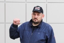 Belarusian vlogger Syarhey Tsikhanouski wants Belarusians to squash the "cockroach" Lukashenka with their slipper.