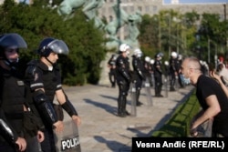 Protesters in Belgrade, Serbia, rally on July 8 against restrictions put in place to control the spread of the coronavirus. (Vesna Anđić, RFE/RL)