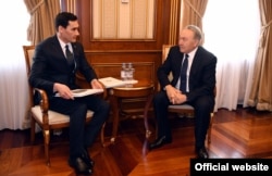 Serdar Berdimukhamedov (left), then a deputy in Turkmenistan's parliament, meets in Astana in March 2018 with then-Kazakh President Nursultan Nazarbaev.