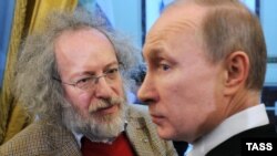 Then-Prime Minister Vladimir Putin pilloried Ekho Moskvy editor in chief Aleksei Venediktov (left) at a January 2012 meeting of editors of major news outlets, saying the station “pours diarrhea on me day and night.”