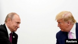 Vladimir Putin və Donald Tramp 2019-cu ildə Yaponiyanın Osaka şəhərində keçirilən G20 liderlərinin sammitində.