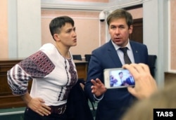 Ilya Novikov (right) appears in court with Nadia Savchenko in Moscow in 2016.