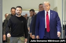 Ukrainian President Volodymyr Zelenskiy (left) and former U.S. President Donald Trump meet in New York on September 27.