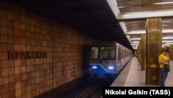 A train arrives at the Prazhskaya (Prague) station on the Moscow subway. (file photo)