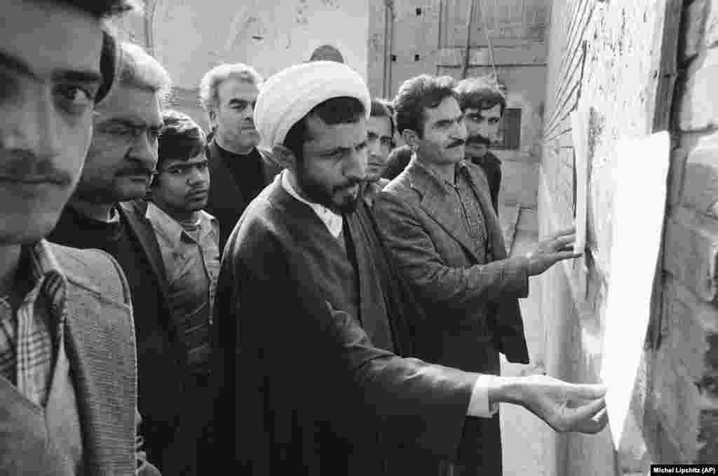 A mullah and others in Tehran&#39;s bazaar on December 16, 1978, reading the latest words from exiled Islamic leader Ayatollah Ruhollah Khomeini.