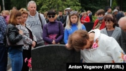 Mourners commemorate the lost sailors of the Kursk submarine in Saint Petersburg (file photo)