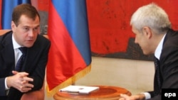 Did Russian President Dmitry Medvedev (left) make his Serbian counterpart Boris Tadic an offer of "us or them"?