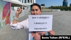 Alia Zhaqypova demonstrates in support of political prisoner Mukhtar Zhakishev in Nur-Sultan in August 2019.