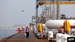 A laborer walking the platform of an oil facility in Khark, an Iranian island in the Persian Gulf (file photo)