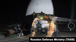 S-300 air-defense missile systems are unloaded from an Antonov An-124-100 Ruslan cargo aircraft at the Hmeimim air base in Syria. (file photo)