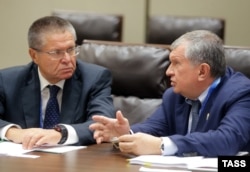 Aleksei Ulyukayev (left) and Rosneft President and Chairman Igor Sechin earlier this year.