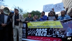 Journalists chant slogans during a demonstration against the amendments in the electronic media law in the southern seaport city of Karachi on January 28.